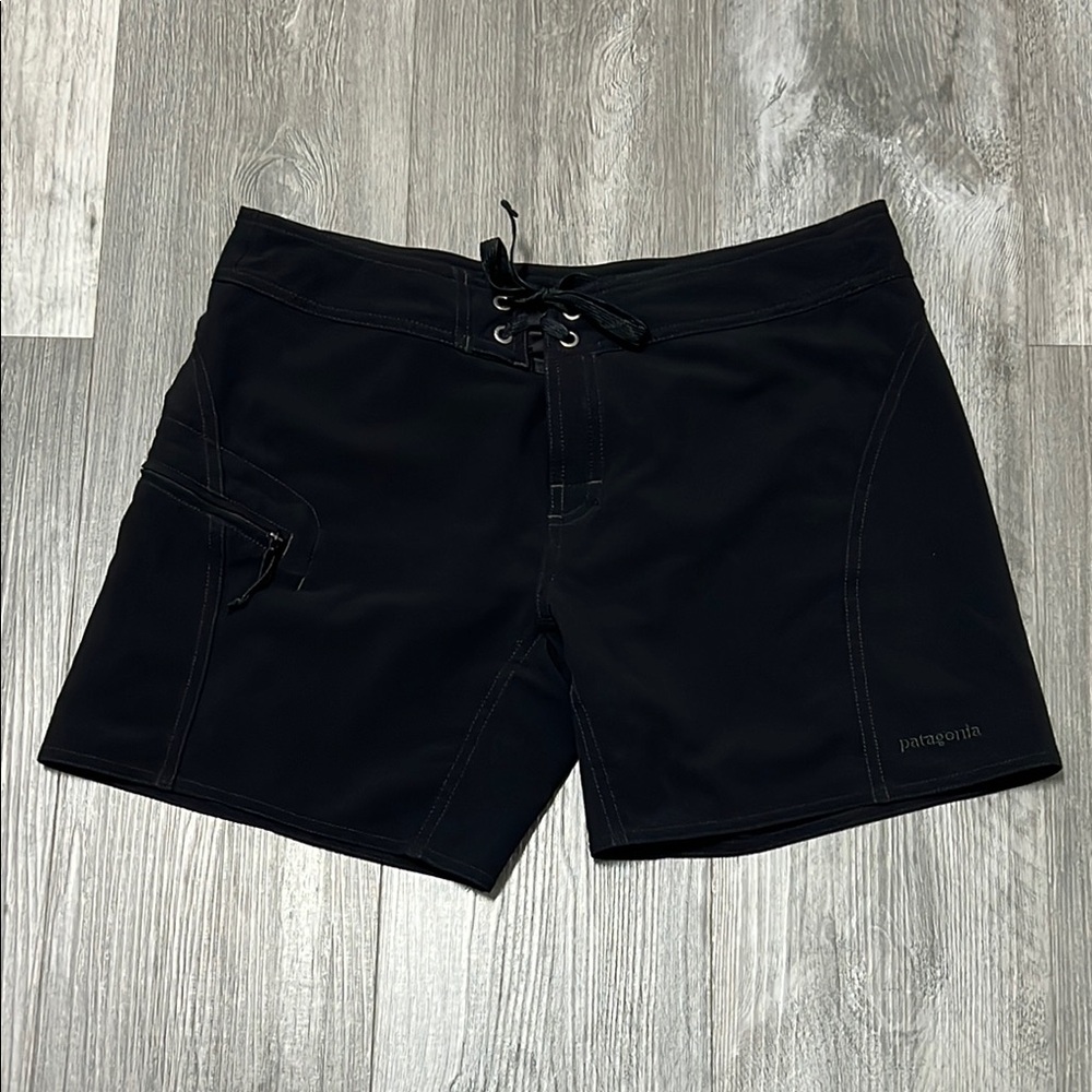 Patagonia Meridian women’s black  Board Shorts/ size 6 (M)